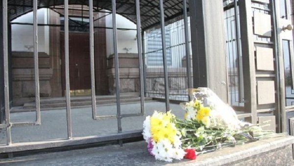 Цветы у посольства России в Киеве в день катастрофы самолета A320 в Египте