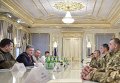 Президент встретился с военными, освобожденными из плена в Донбассе