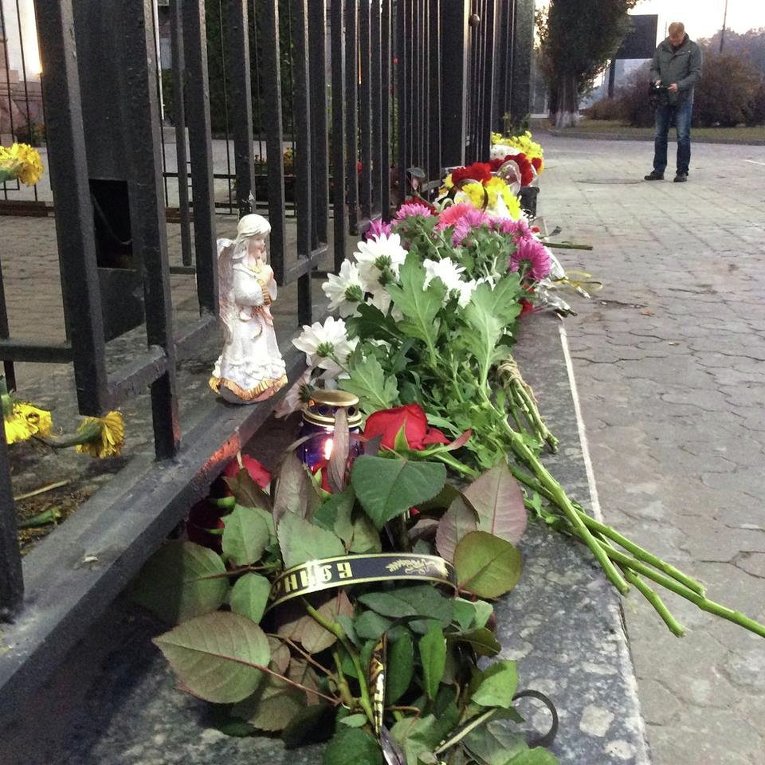 Цветы под посольством РФ в Киеве