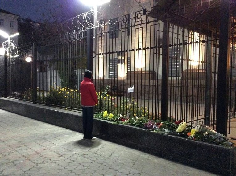 Цветы под посольством РФ в Киеве