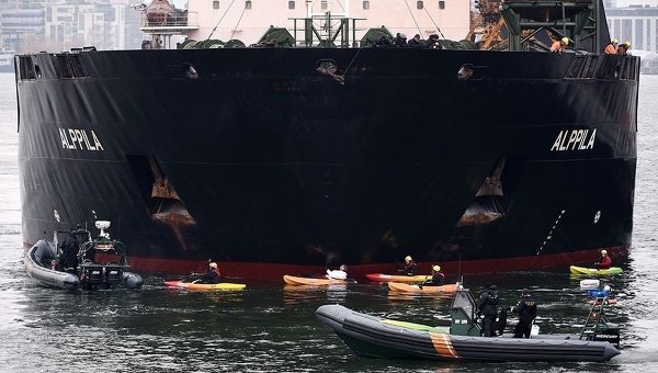 Акция Greenpeace в Хельсинки против российского судна