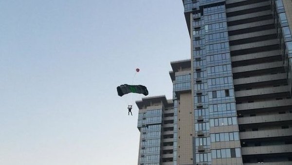 Киевлянин прыгнул с 25-го этажа, ошеломив прохожих