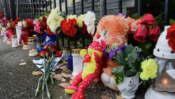 Цветы в память о жертвах крушения Airbus A321