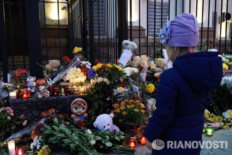 Жители Киева приносят цветы к посольству РФ в связи с крушением российского самолета А321