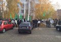 Группа сторонников партии УКРОП у здания суда в Чернигове, где будет избрана мера пресечения Геннадию Корбану