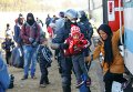 Словенский полицейский помогает нелегальным мигрантам