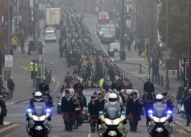 Похоронная процессия полицейского Дэйва Филлипса в Ливерпуле, который был убит при исполнении служебных обязанностей