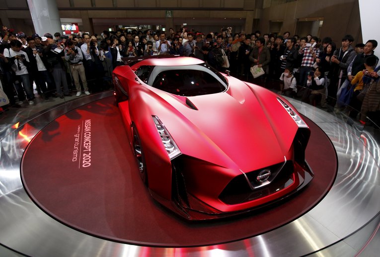 Посетители фотографируют концепт-кар Nissan Motor Co на 44-м Токийском автосалоне