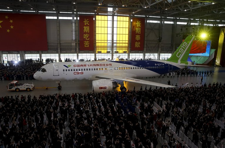 Китай представил первый пассажирский авиалайнер собственного изготовления — C919. Торжественная выкатка самолета состоялась 2 ноября на заводе COMAC (Commercial Aircraft Corporation of China) в Шанхае.