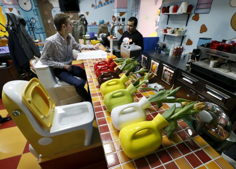 В Москве открылось туалетное кафе под названием Crazytoilet. Москвичи в новом кафе отведают деликатесы из мини-писсуаров