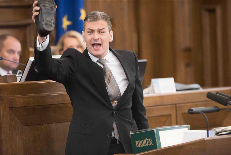 Лидер оппозиционной партии Латвии размахивал ботинком с трибуны Сейма