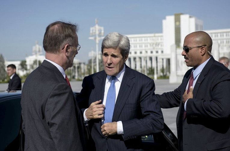 Госсекретарь США Джон Керри прибыл в президентский дворец в Ашхабаде.