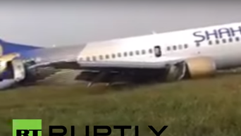 В Пакистане у самолета при посадке лопнула шина