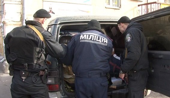 Задержание автомобиля с оружием в Киеве. Сотрудники милиции