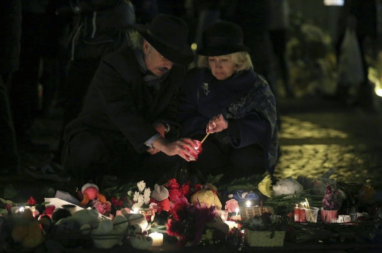 Жители Санкт-Петербурга на Дворцовой площади чтят память погибших в авиакатастрофе в Египте