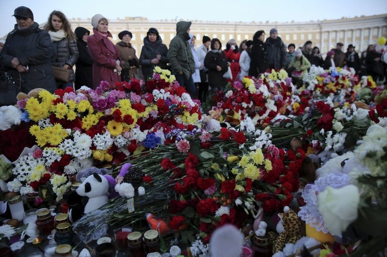 Жители Санкт-Петербурга на Дворцовой площади чтят память погибших в авиакатастрофе в Египте