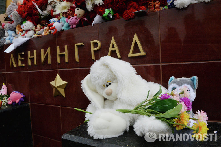 Цветы в память о жертвах крушения Airbus A321 в Александровском саду Москвы