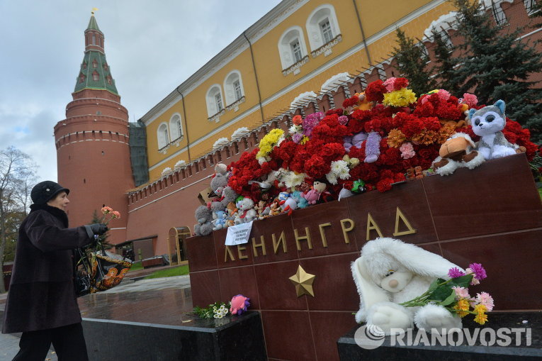 Цветы в память о жертвах крушения Airbus A321 в Александровском саду Москвы