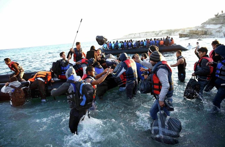 Беженцы отплывают из турецкой провинции Измир на греческий остров Хиос