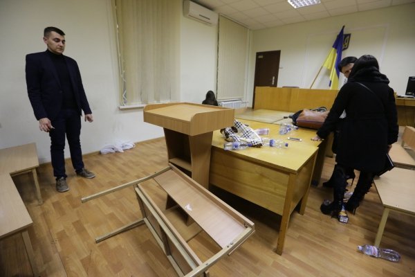 Поваленная мебель после потасовки в зале Печерского райсуда Киева, 4 ноября 2015 г