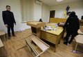 Поваленная мебель после потасовки в зале Печерского райсуда Киева, 4 ноября 2015 г