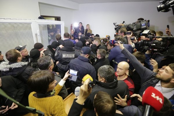 Потасовка в зале Печерского райсуда Киева, 4 ноября 2015 г