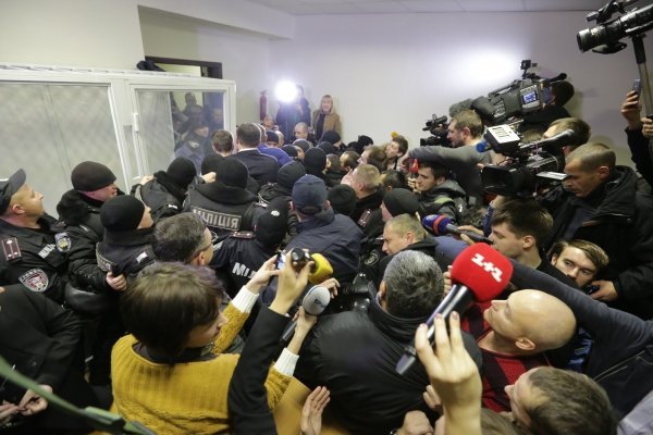 Потасовка в зале Печерского райсуда Киева, 4 ноября 2015 г