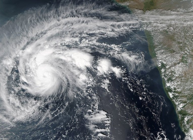 Изображение циклона Чапала на побережье в Йемене со спутников НАСА