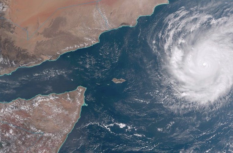 Изображение циклона Чапала на побережье в Йемене со спутников НАСА