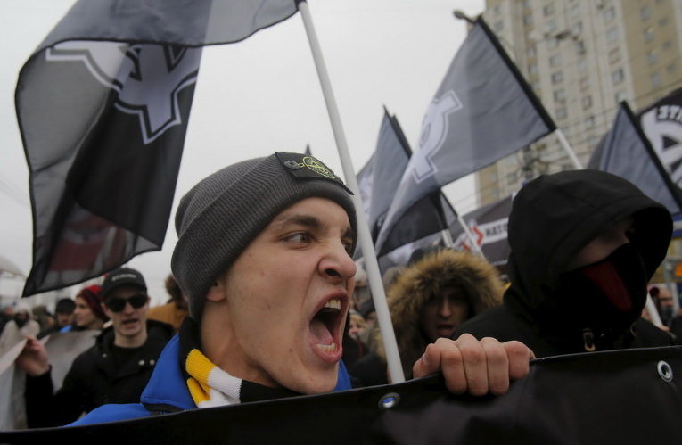 Русские националисты кричат лозунги во время Русского марша на День народного единства в Москве