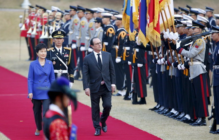 Президент Франции Франсуа Олланд и президент Южной Кореи Парк Гын Хе в Сеуле