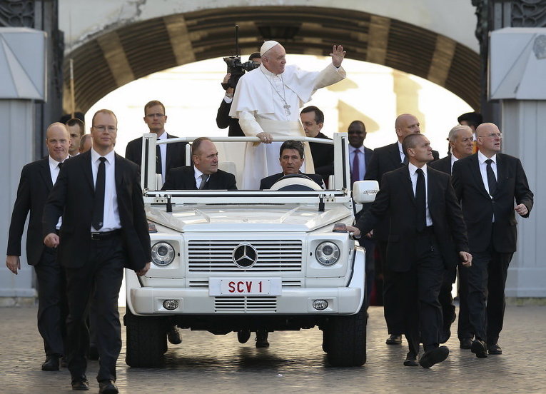 Папа Римский прибыл на площадь Святого Петра в Ватикане