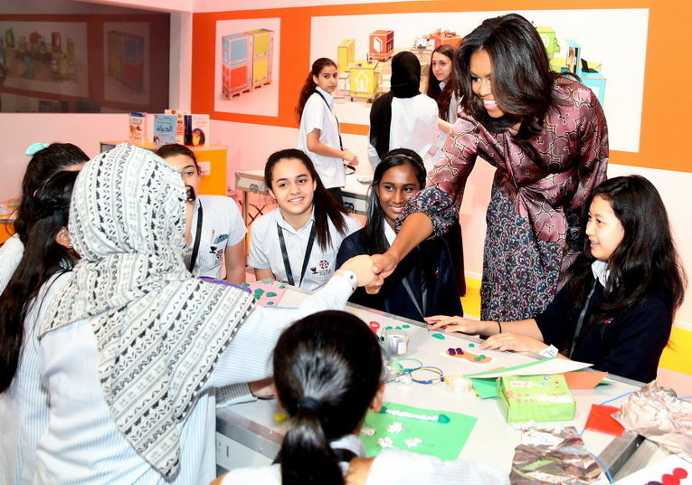 Первая леди США Мишель Обама со школьницами на Всемирной встрече инновационного образования, состоявшейся в конференц-центре в Дохе, Катар