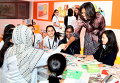 Первая леди США Мишель Обама со школьницами на Всемирной встрече инновационного образования, состоявшейся в конференц-центре в Дохе, Катар