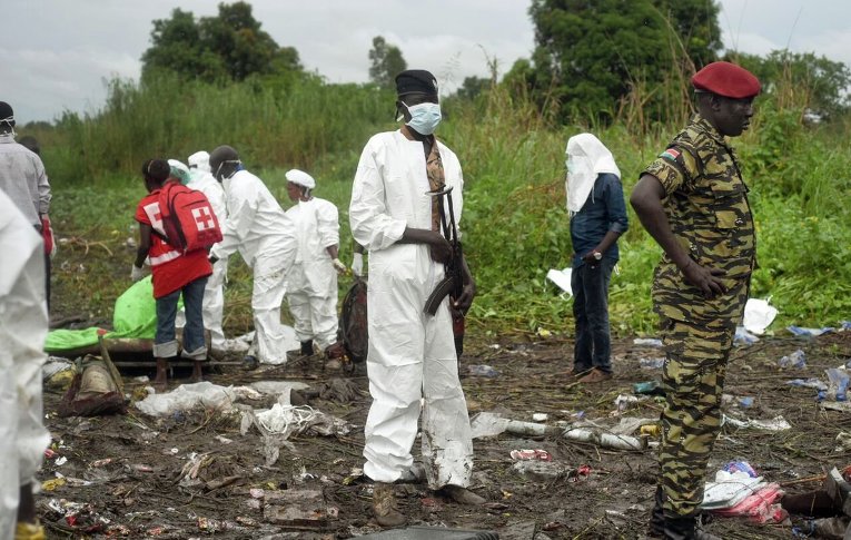 Эвакуация тел погибших в авиакатастрофе Ан-12 в Южном Судане