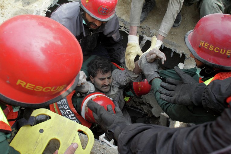 Обрушение фабрики в Пакистане: кадры с места трагедии