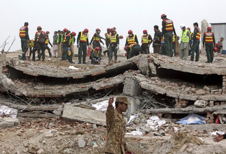 Обрушение фабрики в Пакистане: кадры с места трагедии