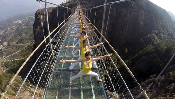Женщины занимаются йогой на самом высоком мосте мире в Китае