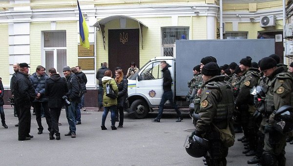 Бойцы Нацгвардии у здания Печерского суда Киева