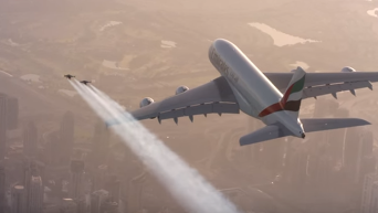 В Дубаи сняли видео о совместном полете человека и самолета. Видео