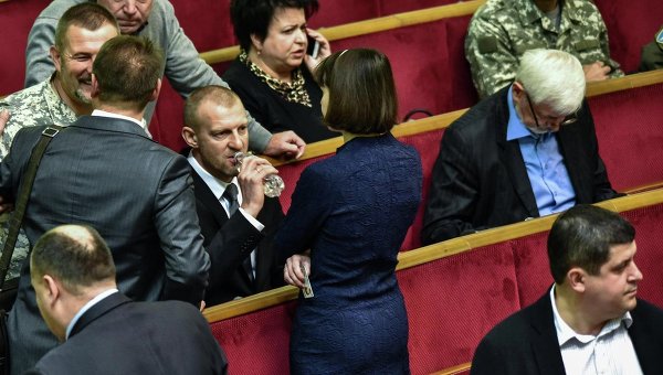 Андрей Тетерук пьет воду в зале Верховной Рады 6 ноября 2015 г