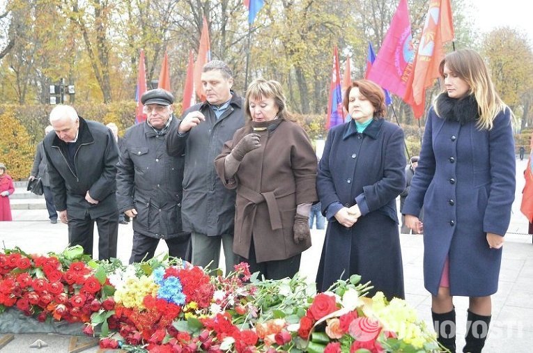 Лидер левой оппозиции Наталья Витренко возлагает цветы в День освобождения Киева
