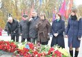 Лидер левой оппозиции Наталья Витренко возлагает цветы в День освобождения Киева