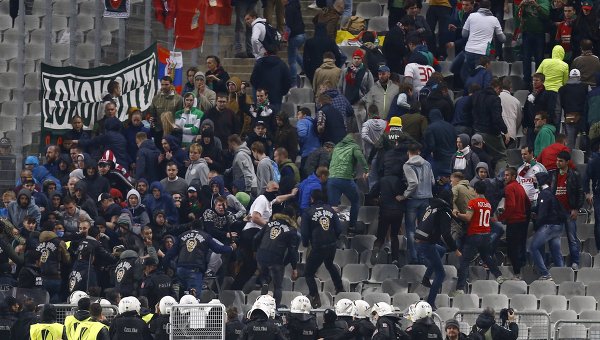 Болельщики московского Локомотива в ходе столкновений с полицией во время матча против Бешикташа в Стамбуле