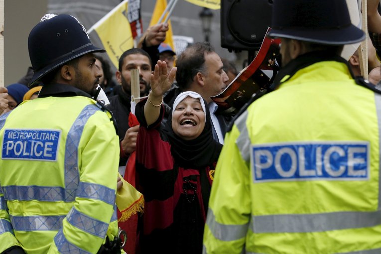 Демонстранты протестуют против президента Египта Абделя Фаттах аль-Сиси во время его встречи  британским премьер-министром Кэмероном в Лондоне, Великобритании.