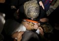 Израильские военные застрелили палестинца, попытавшегося напасть на них с ножом на одном из контрольно-пропускных пунктов Западного берега реки Иордан. На фото - родственница прощается с покойным.