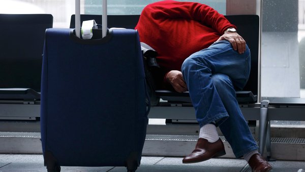 Пассажир спит в аэропорту. Архивное фото