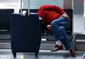 Пассажир спит в аэропорту. Архивное фото