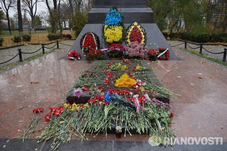 Цветы возле памятника генералу Ватутину в Киеве
