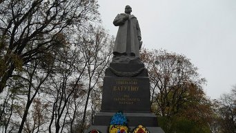 Памятник генералу Николаю Ватутину в Мариинском парке Киева
